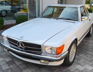 MERCEDES BENZ SL 560 Cabrio, R107, Artikweiß, BJ 1989, (004)